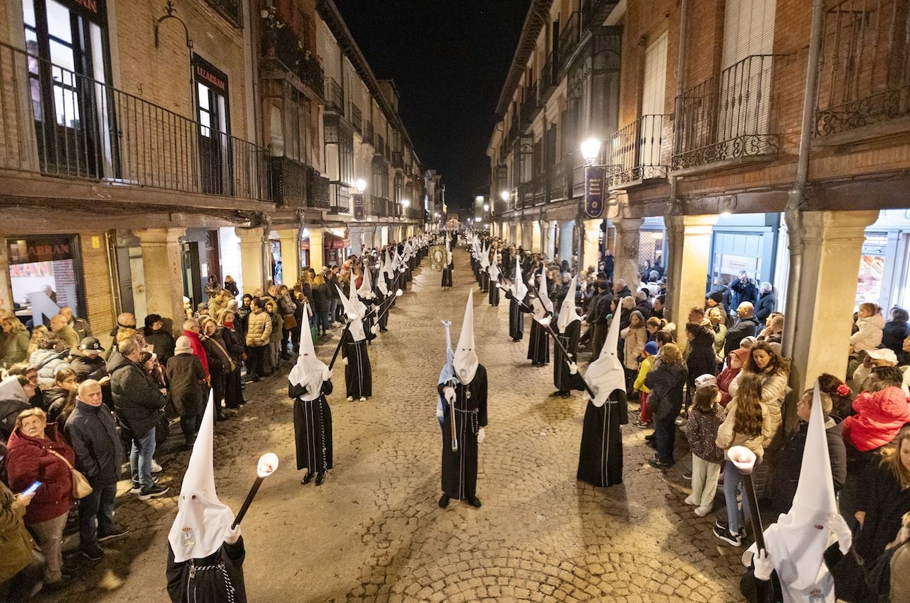 Viernes Santo Cofradia De La Soledad Coronada En La Calle Mayor Foto Ruben Gamez