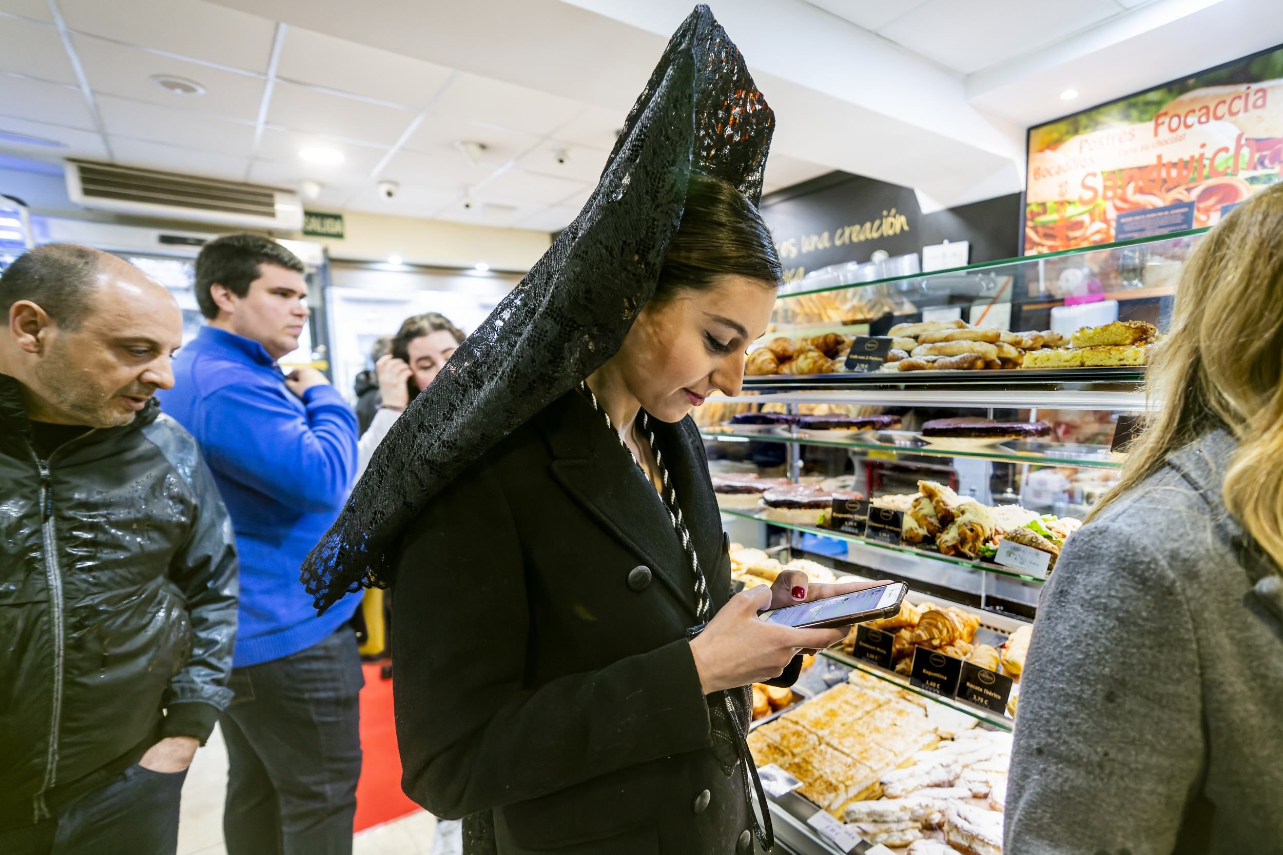 Joven Con Mantilla En Una Pasteleria Imagen Eduardo Dieguez